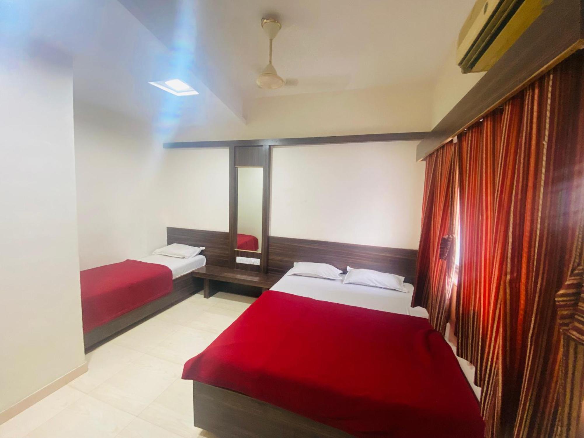 Hotel Sai Bhawani Shirdi Exteriör bild
